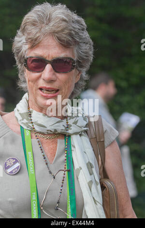 Wimbledon London, UK. 6. Juli 2015. Ehemalige 1977 Damen Wimbledonsieger Virginia Wade am Tag sieben der Wimbledon Tennis Championships kommt © Amer Ghazzal/Alamy Live News Bildnachweis: Amer Ghazzal/Alamy Live-Nachrichten Stockfoto