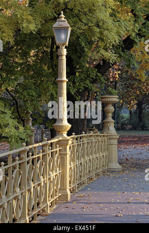 Gelbe Straßenlaterne auf das Brückengeländer. Stockfoto