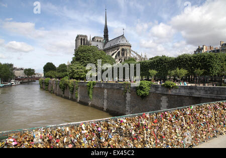 Pont de l'Archeveche Pont des Arts.Love Lock Bridge.Love Locks.Paris.France.The Love Lock Brücke mit Blick auf Notre Dame vor dem Brand im Jahr 2019 Stockfoto