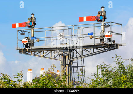 Semaphore-Signale auf ein Signal Gantry auf eine britische Bahn, sowohl in der STOP-Position im südlichen England, UK. Stockfoto