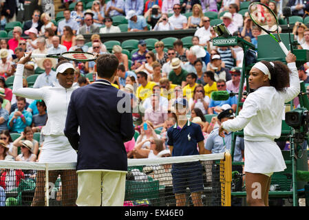 Wimbledon, London, UK. 6. Juli 2015. Tennis, Wimbledon, De Schwestern Venus (L) und Serena Williams (USA) bei der Auslosung am Centrecourt Credit: Henk Koster/Alamy Live News Stockfoto