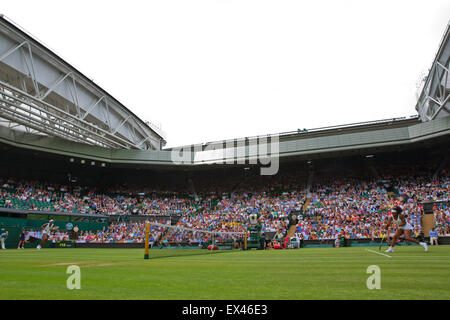 Wimbledon, London, UK. 6. Juli 2015. Tennis, Wimbledon, De Schwestern Venus (L) und Serena Williams (USA) spielen einander am Centercourt, Credit: Henk Koster/Alamy Live News Stockfoto