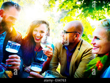 Unterschiedlichste Menschen Freunde trinken Konzept hängen Stockfoto
