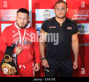 Magdeburg, Deutschland. 6. Juli 2015. WBA-Schwergewichts-Champion Ruslan Chagaev (L) von Usbekistan und seinen deutschen Herausforderer Francesco Pianeta darstellen, während einer Pressekonferenz in Magdeburg, Deutschland, 6. Juli 2015. Chagaev verteidigt seinen Titel gegen Paneta am 11. Juli 2015. Foto: JENS WOLF/Dpa/Alamy Live News Stockfoto