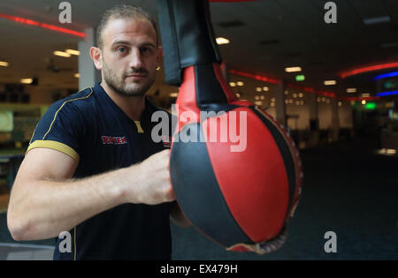 Magdeburg, Deutschland. 6. Juli 2015. WBA-Schwergewichts-Champion Ruslan Chagaev Usbekistan besucht ein Pressegespräch in Magdeburg, Deutschland, 6. Juli 2015. Chagaev verteidigt seinen WM-Titel gegen den deutschen Herausforderer Francesco Paneta am 11. Juli 2015. Foto: JENS WOLF/Dpa/Alamy Live News Stockfoto