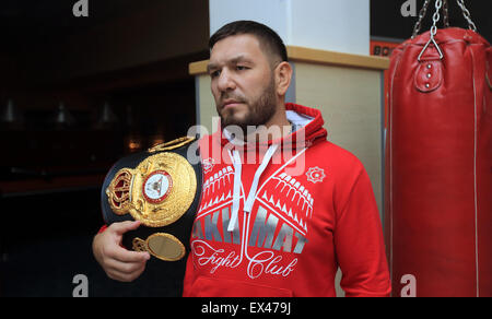 Magdeburg, Deutschland. 6. Juli 2015. WBA-Schwergewichts-Champion Ruslan Chagaev Usbekistan besucht eine Pressekonferenz in Magdeburg, Deutschland, 6. Juli 2015. Chagaev verteidigt seinen WM-Titel gegen den deutschen Herausforderer Francesco Paneta am 11. Juli 2015. Foto: JENS WOLF/Dpa/Alamy Live News Stockfoto