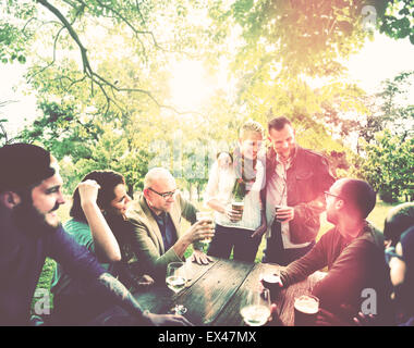 Freund feiern Party Picknick freudigen Lebensstil trinken Konzept Stockfoto