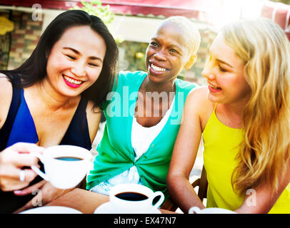 Mädchen-Kaffeepause reden, chillen Konzept Stockfoto