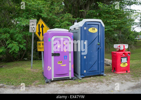 Nebengebäude bei einem Fest, eines für Erwachsene und eines für Kinder, inklusive sanitärer Handwaschanlage. Stockfoto