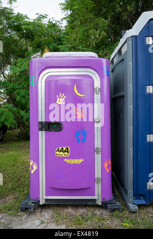 Nebengebäude bei einem Fest, eines für Erwachsene und eines für Kinder, inklusive sanitärer Handwaschanlage. Stockfoto