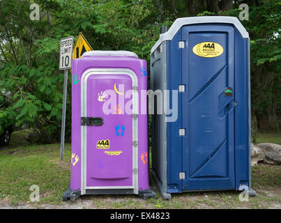 Nebengebäude bei einem Fest, eines für Erwachsene und eines für Kinder, inklusive sanitärer Handwaschanlage. Stockfoto