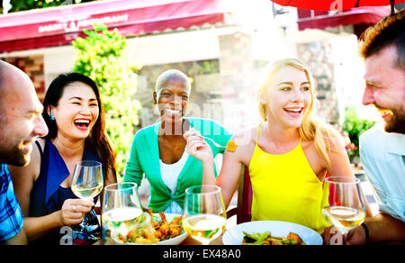 Unterschiedlichste Menschen Mittagessen im freien Food Konzept Stockfoto