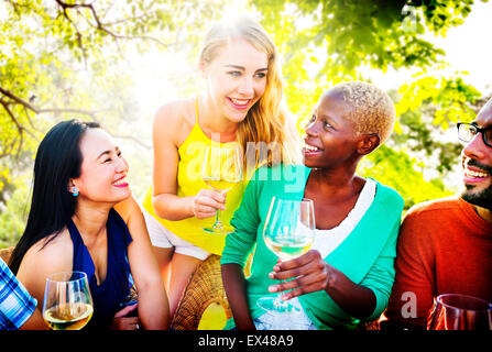 Mädchen reden, chillen Freundschaft Freizeit Freunde Konzept Stockfoto