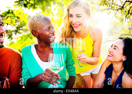 Mädchen reden, chillen Freundschaft Freizeit Freunde Konzept Stockfoto