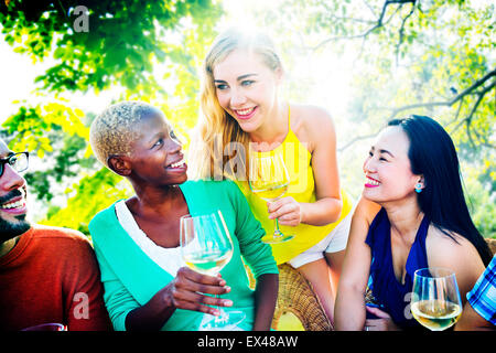 Mädchen reden, chillen Freundschaft Freizeit Freunde Konzept Stockfoto