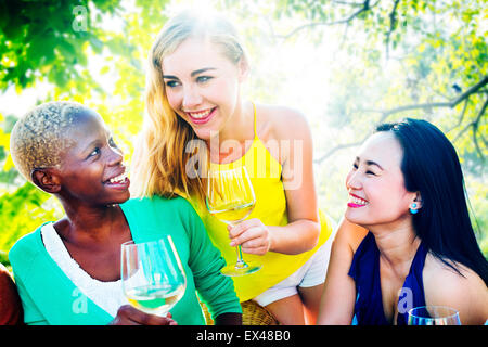 Mädchen reden, chillen Freundschaft Freizeit Freunde Konzept Stockfoto