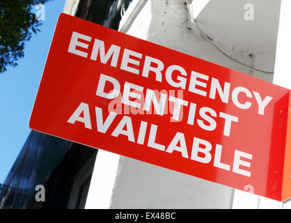 Notfall Zahnarzt verfügbaren Zeichen außerhalb Chirurgie, London Stockfoto