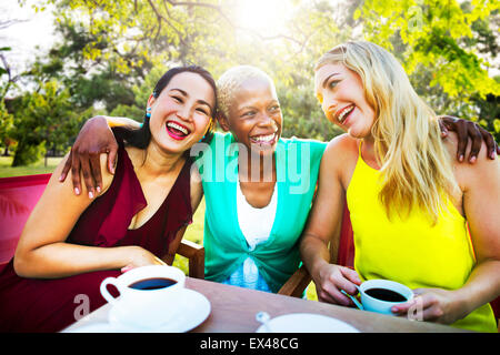 Mädchen-Kaffeepause reden, chillen Konzept Stockfoto