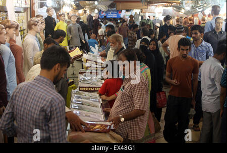 Bewohner von Karachi sind beschäftigt in shopping Kleidung bei der Ankunft des Eid-Ul-Fitar voraus am 18. Juli auf den Mond Blick nach islamischen Kalender am Montag, 6. Juli 2015 erwartet. Stockfoto