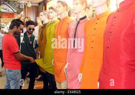 Bewohner von Karachi sind beschäftigt in shopping Kleidung bei der Ankunft des Eid-Ul-Fitar voraus am 18. Juli auf den Mond Blick nach islamischen Kalender am Montag, 6. Juli 2015 erwartet. Stockfoto