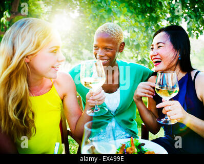 Unterschiedlichste Menschen Freunde trinken Konzept hängen Stockfoto