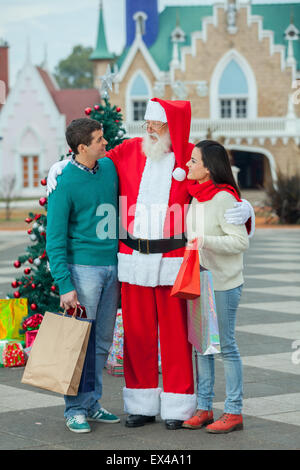 Paar in der Liebe, im Gespräch mit dem Weihnachtsmann Stockfoto