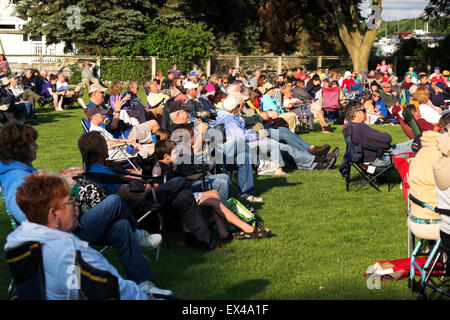 Bei einem Konzert der Gemeinschaft in Montague, Michigan, USA Uhr drängen und ein Bluegrass Konzert anhören. Stockfoto