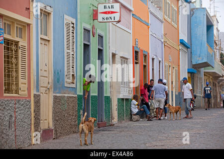 Kreolische Leute in der alten kolonialen historischen Zentrum Mindelo auf der Insel São Vicente, Kap Verde / Cabo Verde, Westafrika Stockfoto