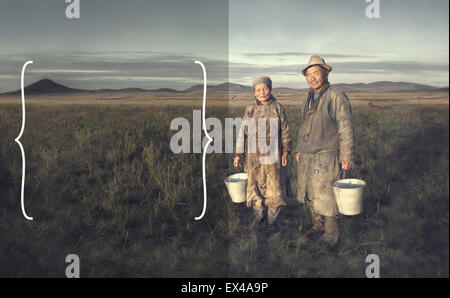 Mongolische paar Landwirte halten Becken und posiert im Feld. Stockfoto