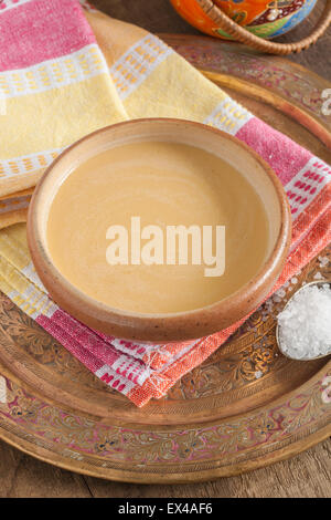 Tibetan Yak-Butter Tee oder po Cha eine Mischung aus Schwarztee Yak-Butter und Salz Stockfoto