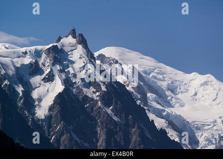 Aiguille du Midi und Mont Blanc im Juli Stockfoto