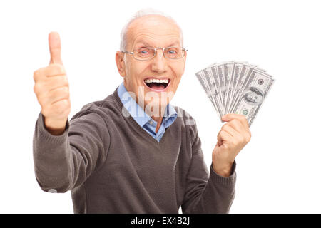 Aufgeregt senior Gentleman isoliert halten einen Stapel von Geld und einen Daumen aufgeben auf weißem Hintergrund Stockfoto