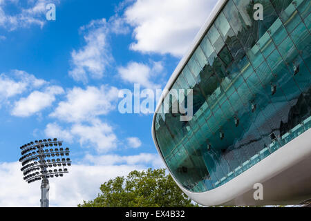 View of Media Centre and floodlight at the Nursery End of Lord's Cricket Ground - London, UK, 27 June 2015 Stockfoto