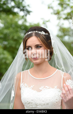 Schöne junge Frau Braut im weißen Kleid an ihrem Hochzeitstag Stockfoto