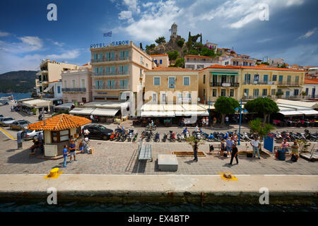 Blick auf die Insel Poros von der Fähre am Juni Stockfoto