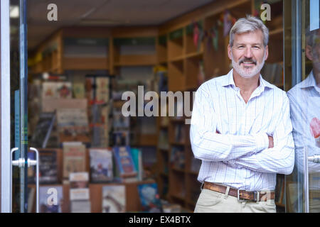 Porträt von männlich Buchhandlung Eigentümer außen Store Stockfoto