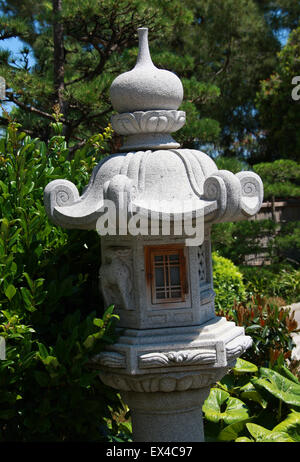 Steinlaterne, Jardin Japonais, Monaco. Japanischer Garten Ornament. Stockfoto