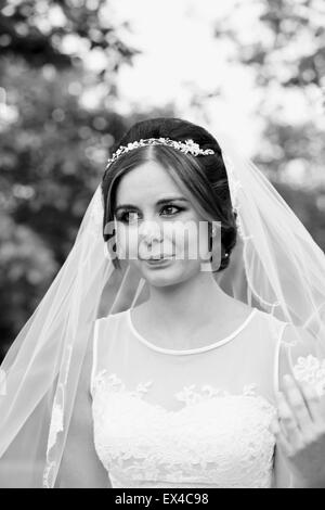 Schöne junge Frau Braut im weißen Kleid und Schleier am Tag ihrer Hochzeit Stockfoto