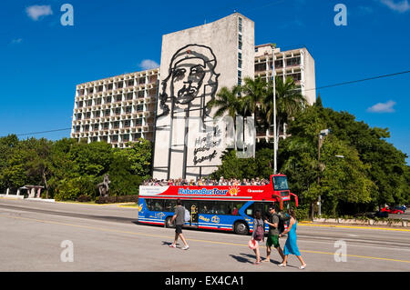 Horizontale Ansicht von einem HabanaBus fahren durch das Che Guevara Wandbild in Havanna, Kuba. Stockfoto