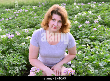 Eine Frau pflegt Kartoffeln auf dem Lande Stockfoto