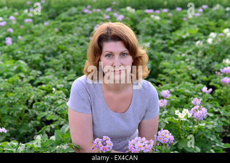 Eine Frau pflegt Kartoffeln auf dem Lande Stockfoto