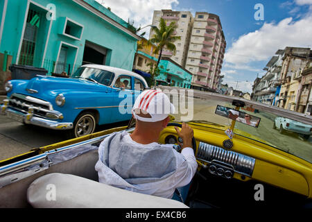 Horizontale Ansicht fahren durch Chinatown in Havanna in einem Chevrolet Cabrio, Kuba. Stockfoto