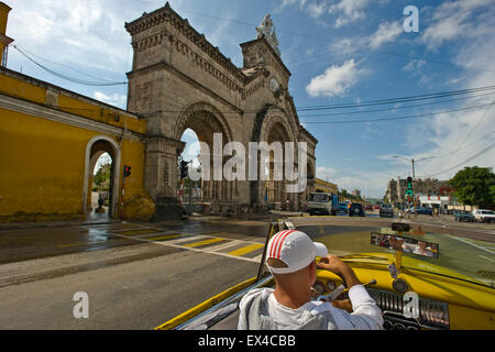 Horizontale Ansicht großer Torbogen Eingang des Necrópolis Cristóbal Colón (Colon Friedhof) in Havanna, Kuba. Stockfoto