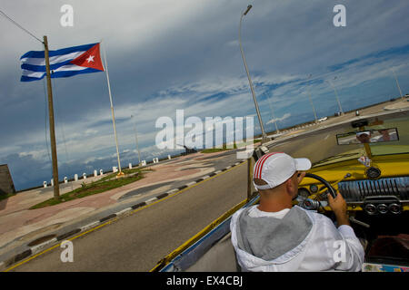 Horizontale Straßenansicht Fahrt entlang des Malecon in Havanna, Kuba. Stockfoto