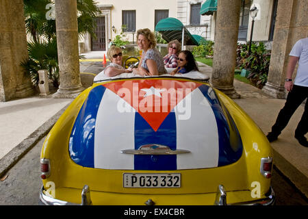 Horizontale Ansicht von einem gelben Chevrolet Cabrio am Eingang des Hotel Nacional de Cuba in Havanna. Stockfoto