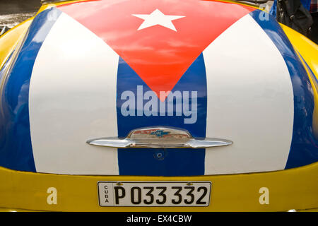 Horizontale Nahaufnahme eines kubanischen Flagge bemalt auf dem Boot von einem Chevrolet 1951 Styleline DeLuxe Bel Air in Havanna, Kuba. Stockfoto