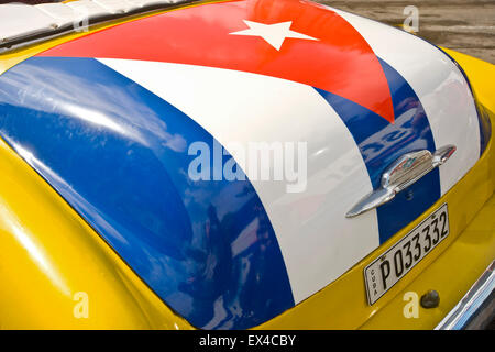 Horizontale Nahaufnahme eines kubanischen Flagge bemalt auf dem Boot von einem Chevrolet 1951 Styleline DeLuxe Bel Air in Havanna, Kuba. Stockfoto