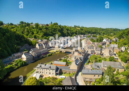 Hafen von Dinan auf dem Fluss Rance in der nördlichen Bretagne, Frankreich, zeigt den alten Häusern und den Fluss. Stockfoto