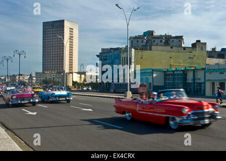 Horizontale Ansicht der alten amerikanischen Oldtimer Fahrt entlang des Malecon in Havanna, Kuba. Stockfoto