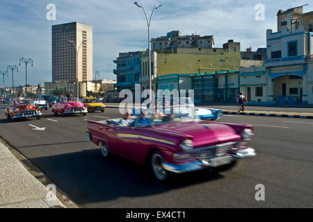 Horizontale Ansicht der alten amerikanischen Oldtimer Fahrt entlang des Malecon in Havanna, Kuba. Stockfoto